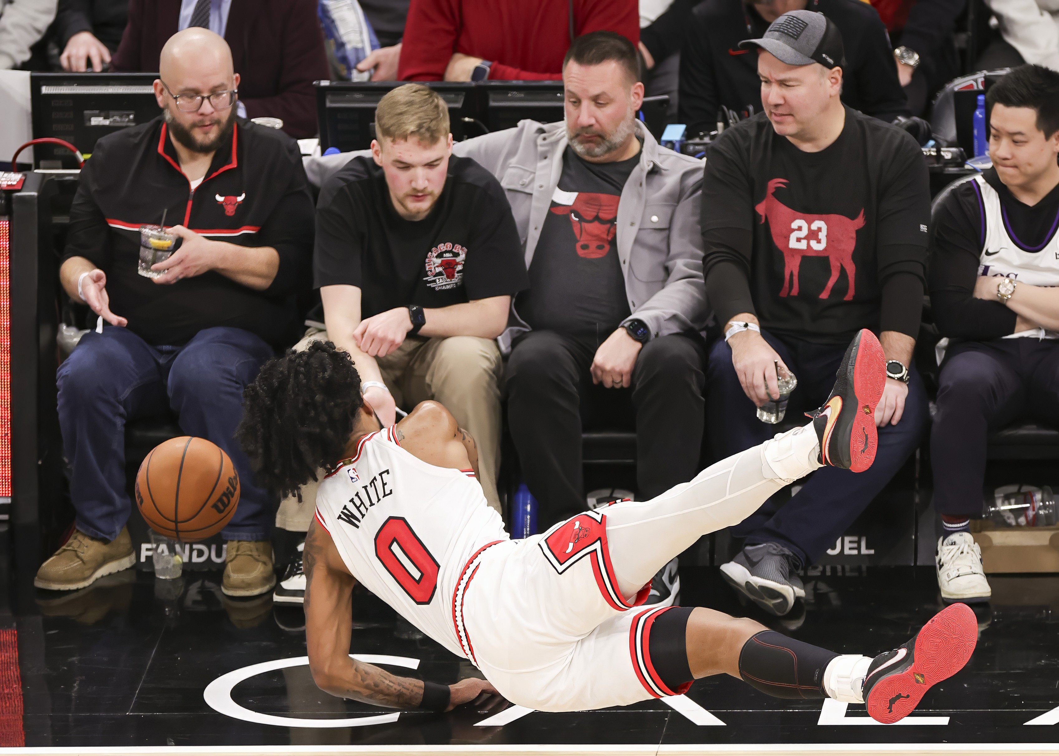 爱游戏官方网站登录-詹姆斯在公牛比赛中失利马德里竞技迎葡超关键赛，这操作让人直呼：今晚辽宁本钢完成体检